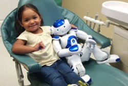 Помощник для детского стоматолога в виде робота MEDi